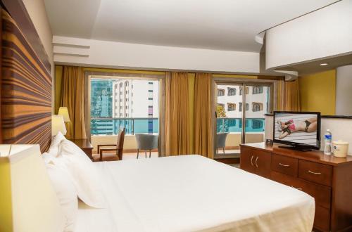 特古西加尔巴胡安卡洛斯广场酒店的酒店客房设有一张床和一个大窗户