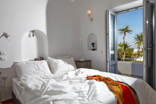 Aleria Villa Santorini客房内的一张或多张床位