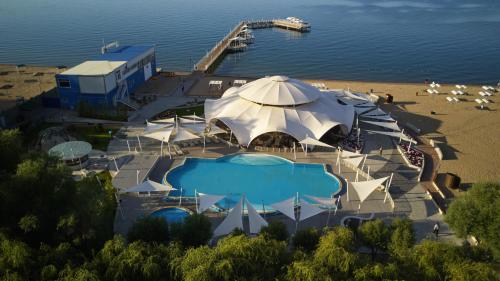 乔尔蓬阿塔卡普里兹伊塞克湖度假酒店的享有带游泳池和遮阳伞的度假村的顶部景致