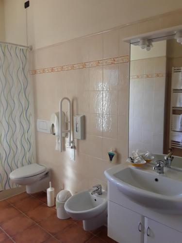 Azzano Decimo阿尔普提科酒店的一间带水槽和卫生间的浴室