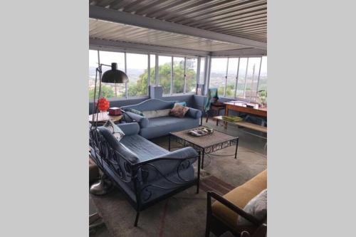 Duffʼs RoadNewlands East, Durban Home, Panoramic•Peaceful•的客厅配有蓝色的沙发和椅子