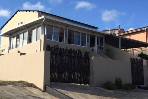 Duffʼs RoadNewlands East, Durban Home, Panoramic•Peaceful•的白色的房子,有门和栅栏