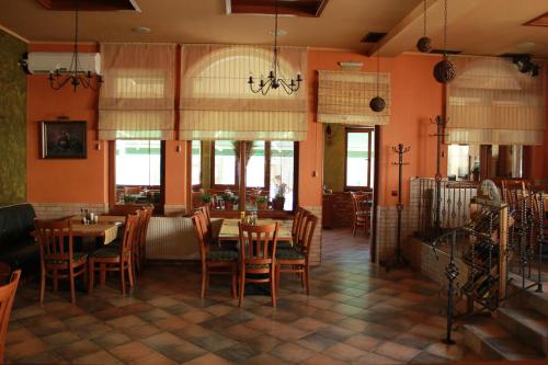 TutrakanFamily Hotel Palermo的餐厅内带桌椅的用餐室