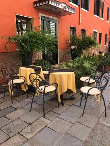 威尼斯阿尔伯格玛林酒店的一组桌子和椅子,配黄色的桌布