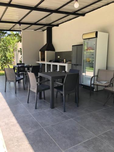 高尼奥Citro Villa的一个带桌椅的庭院和一间厨房