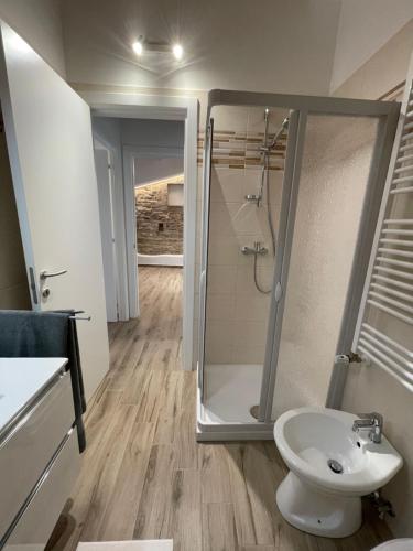 法布里亚诺La Corte Residence的带淋浴、卫生间和盥洗盆的浴室