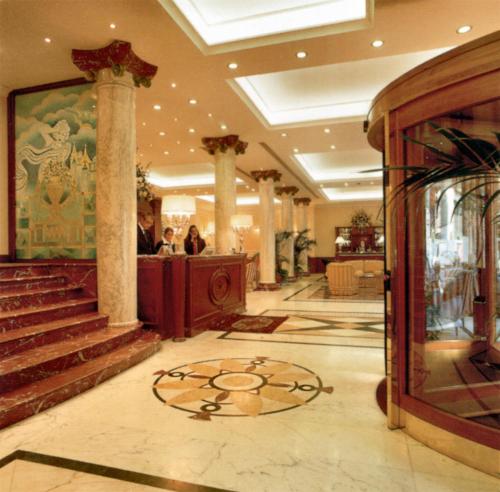 米兰安德瑞欧拉中心酒店的大楼内带楼梯的大堂