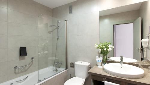 博尔穆霍斯沃提斯塞维利亚尔贾拉菲旅馆的浴室配有卫生间、盥洗盆和淋浴。