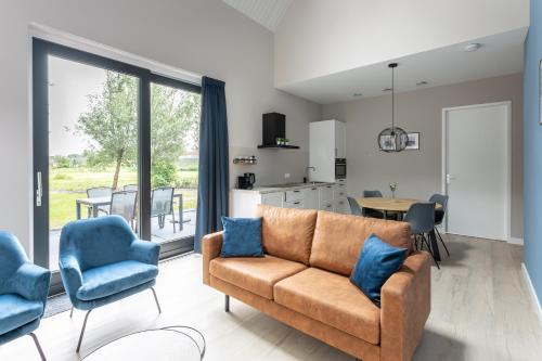 韦默尔丁厄Chezeehoeve - Wemeldinge的客厅配有沙发和蓝色椅子