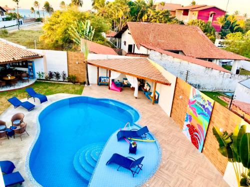 卡姆布库Hotel e Pousada Cumbuco Guesthouse的度假村游泳池的图片