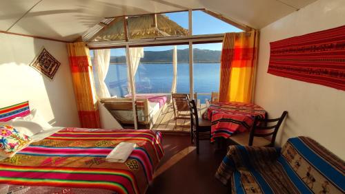 Titicaca Aruntawi Lodge Peru客房内的一张或多张床位