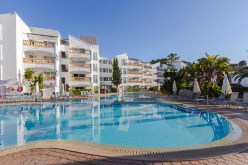 安德莱奇港Hotel La Pergola Mallorca的大楼前的大型游泳池