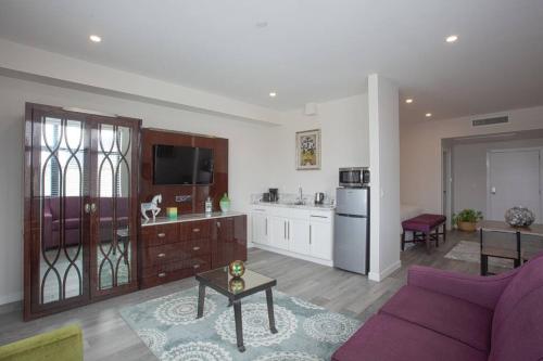 圣地亚哥One Bedroom Apartment with San Diego Downtown View的一间带紫色沙发的客厅和一间厨房