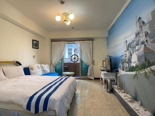 高雄城旅的一间卧室设有一张大床和一个窗户。