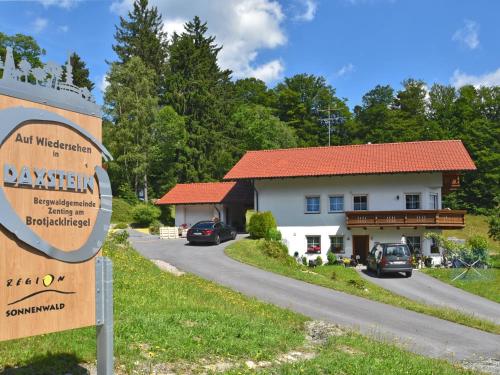 ZentingApartment in the Bavarian Forest的房屋前的标志