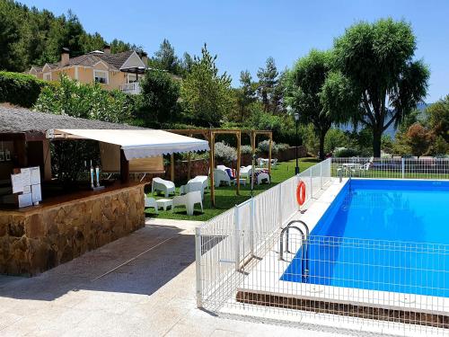Hospedium Hotel Val de Pinares内部或周边的泳池