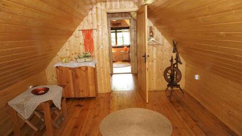 Nowy GajNad Lipcykiem的小木屋内的小房间,设有楼梯