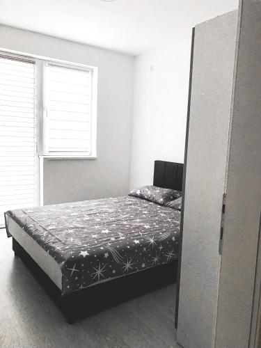 索科矿泉村Apartman DEA的卧室配有一张床