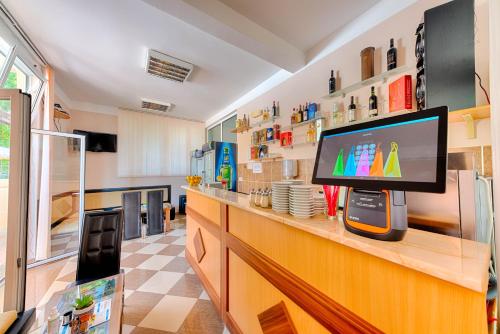 安吉HOTEL DANA的厨房配有台面上的平面电视