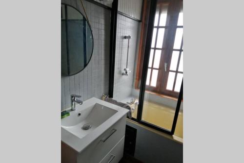 YervilleEscapade Normande的浴室设有白色水槽和镜子