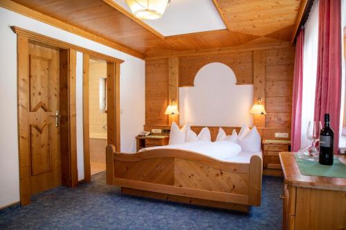 伊施格尔Eggerstüberl的木制客房内的一间卧室,配有一张床