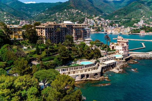 拉帕洛Excelsior Palace Portofino Coast的水面上城镇的空中景观
