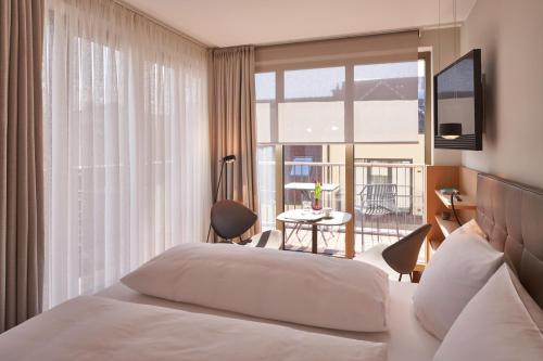 诺德奈Hotel Misan的酒店客房设有一张床,享有阳台的景色