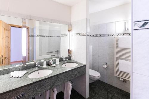 楚奥茨克鲁诗阿尔瓦历史酒店的一间带两个盥洗盆和卫生间的浴室