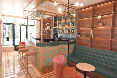 里斯本弗兰斯特住宿酒店的一间酒吧,在餐厅里设有绿色长凳