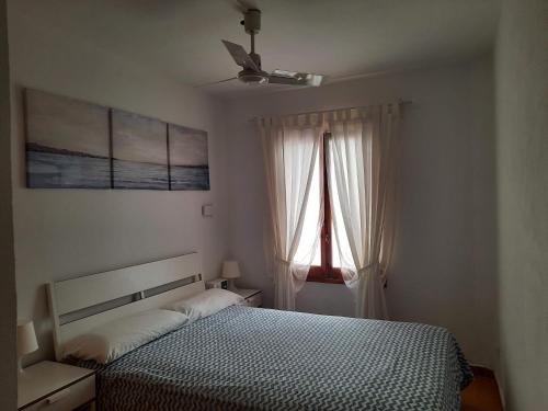 阿雷纳尔登卡斯特尔Apartamento en Arenal a 5 minutos de la playa的一间卧室设有一张床和一个窗口