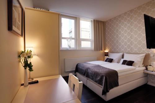 斯图加特List Five - Your British Guesthouse的酒店客房设有床和窗户。