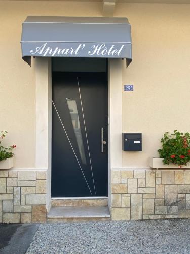 TombeboeufAppart’hôtel les perles du lac的标有酒店标志的前门
