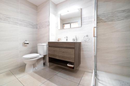 卡尔佩Cristina的浴室配有卫生间、盥洗盆和淋浴。