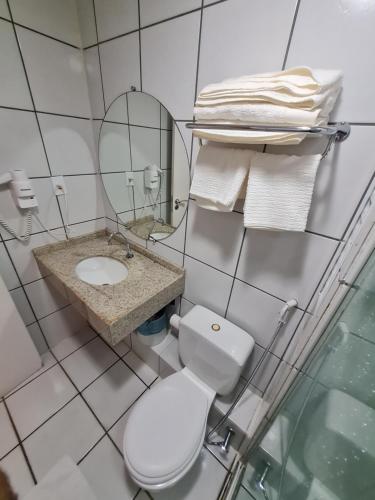 巴雷里尼亚斯Conforto e Aventura Flat Lençois Barreirinhas的一间带卫生间、水槽和镜子的浴室