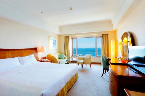 小樽小樽君乐酒店的酒店客房设有一张床和一个大窗户