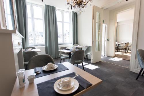 斯塔沃洛Petit-Roannay的一间带桌椅和窗户的用餐室