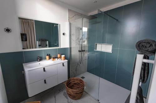 阿雅克修VILLA ALBA ROSULA的一间带水槽和玻璃淋浴的浴室