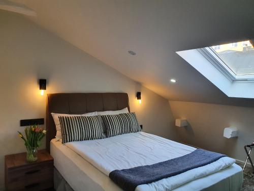 斯德哥尔摩霍特哥特酒店的一间卧室配有一张带天窗的大床