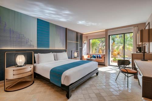 芭东海滩Holiday Inn Resort Phuket, an IHG Hotel的酒店客房带一张床和一个厨房