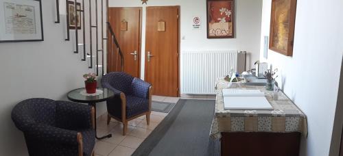 米特尔巴赫维乐恩特尔盖斯特豪斯酒店的配有桌椅和门的房间