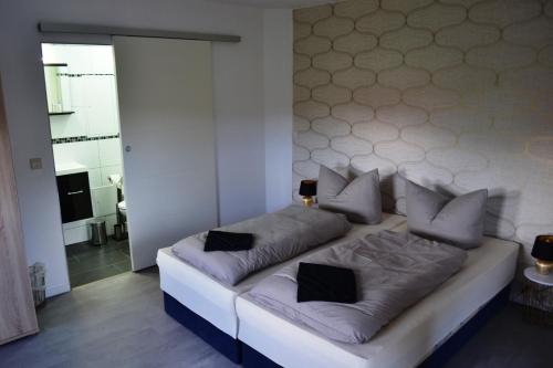 LiebstadtFerienwohnung Klüger的客房内的白色床和枕头