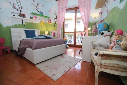 巴里Bari Suite Apartment Barone 12的儿童卧室配有一张床和一张桌子