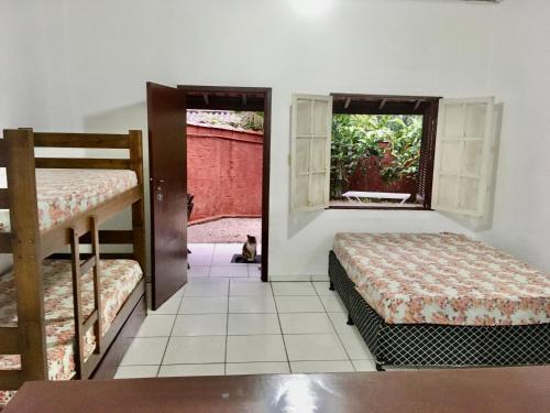 乌巴图巴Chalés Damata的一间卧室设有两张双层床和一扇窗户。