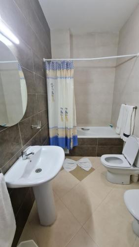 弗尼迪克Hotel La Corniche Fnideq的浴室配有盥洗盆、卫生间和浴缸。