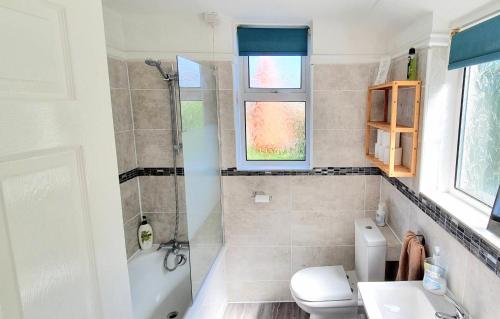 锡廷伯恩Victoria Road, comfortable 3 bedroom houses with fast Wi-Fi的带淋浴、卫生间和盥洗盆的浴室