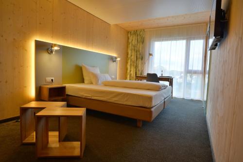伊尔姆河畔普法芬霍芬Ökohotel Alea Eco的酒店客房设有床和窗户。