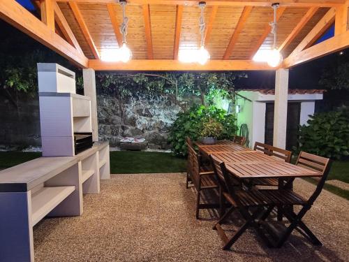 费尔盖拉什Casa de Ladrido的户外庭院配有木桌和椅子