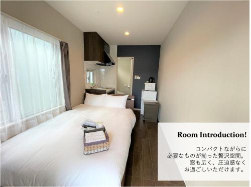 宫古岛T&T Villa 宮古島的酒店客房带两张床,上面装有袋子