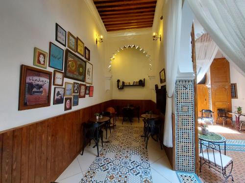 Riad & Café culturel BAB EL FAN餐厅或其他用餐的地方