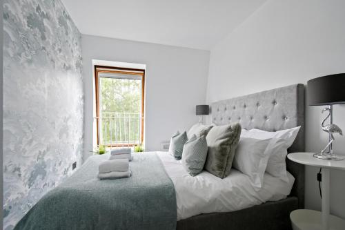 卡特顿Stylish One Bed Apartment Near Cotswolds RAF的白色的卧室设有一张大床和一个窗户